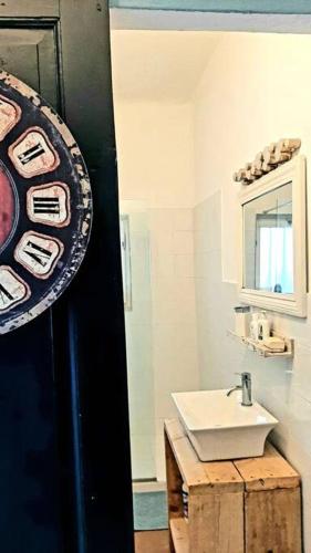 a bathroom with a white sink and a mirror at Interno 15 Diario di viaggio in Vigevano