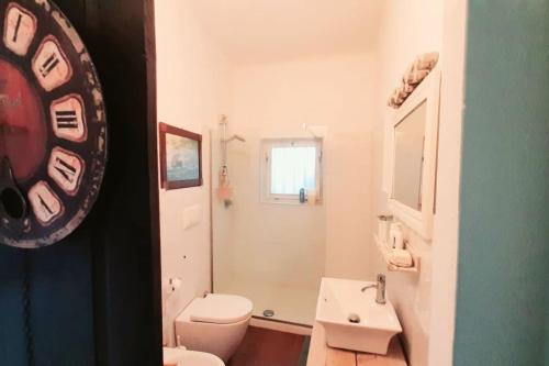 a bathroom with a white toilet and a sink at Interno 15 Diario di viaggio in Vigevano