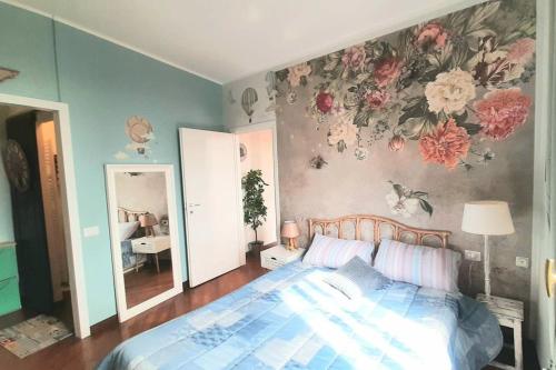 a bedroom with a bed with a floral wall at Interno 15 Diario di viaggio in Vigevano