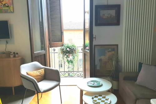 a living room with a couch and a chair at Interno 15 Diario di viaggio in Vigevano