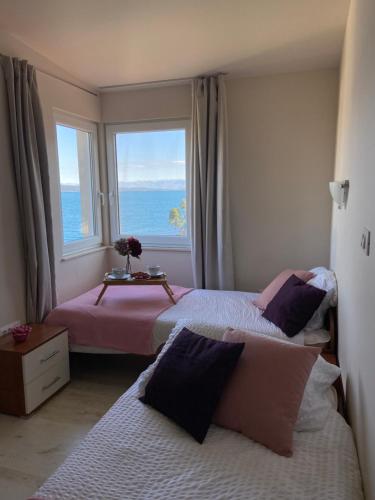 Duas camas num quarto com uma janela em Apartments Eva em Savar