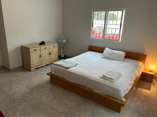 Un dormitorio con una cama grande y una ventana en Star Lodge 