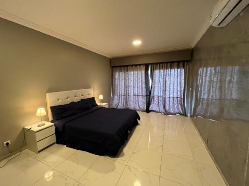 ein Schlafzimmer mit einem Bett und einem großen Fenster in der Unterkunft شالهيات درة العروس in Durrat Al-Arus