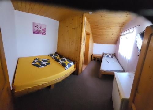 ein kleines Zimmer mit 2 Betten und einem Fenster in der Unterkunft Casa Philip Costinești, acceptăm vouchere de vacanta in Costinești