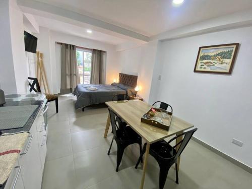 een kamer met een keuken en een slaapkamer met een bed bij Terrazas 2002 Confortable Monoambiente in Salta