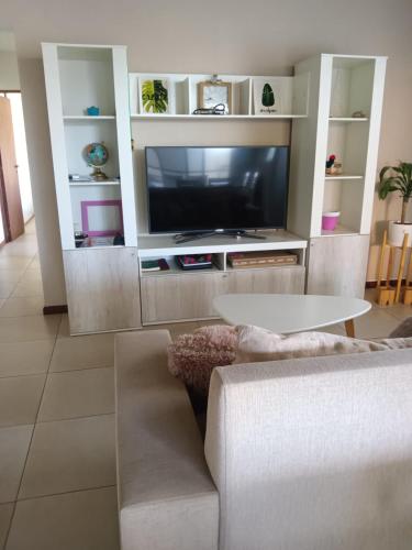 un soggiorno con TV e divano di Temporario 2 habitaciones a Cañada de Gómez