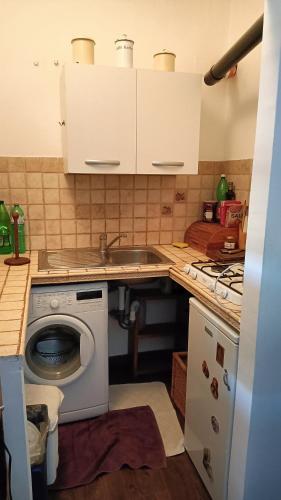 a kitchen with a sink and a washing machine at semplicemente casa, Via S Valerio 42 in Tivoli