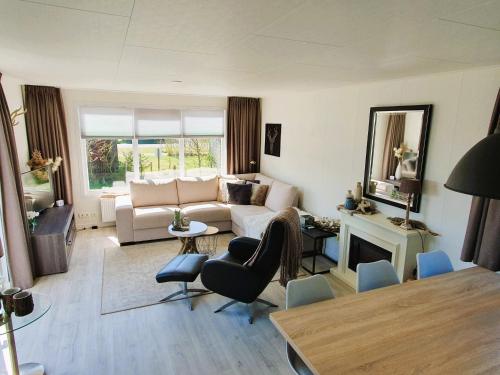 uma sala de estar com um sofá e uma mesa em Sandy Feet Retreat em Petten