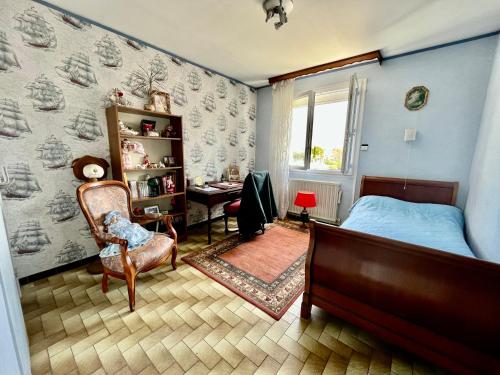 Teyran的住宿－Belle maison 140 m2 à 15 mn de la mer Montpellier，一间卧室配有一张床、一把椅子和一张书桌