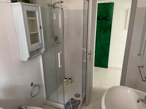 La salle de bains est pourvue d'une douche et d'un lavabo. dans l'établissement Giardino Sud - a pochi passi dal mare, à San Vincenzo