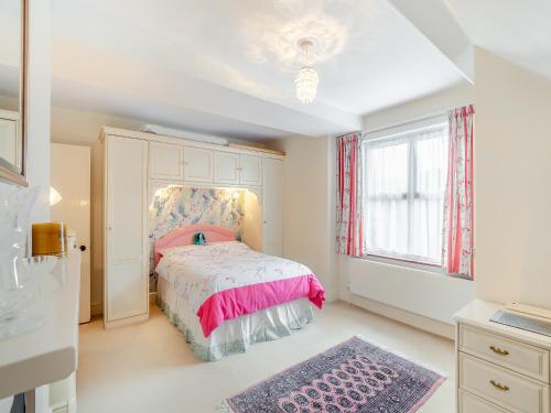 - une chambre blanche avec un lit et une fenêtre dans l'établissement Prideaux-3537, à Eastbourne