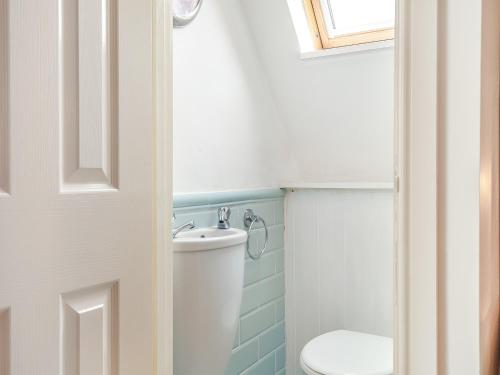 La salle de bains est pourvue de toilettes et d'un lavabo. dans l'établissement Prideaux-3537, à Eastbourne