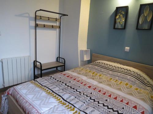 - une chambre avec un lit et une chaise dans l'établissement chez Mirka 2 chambres, à Criel-sur-Mer