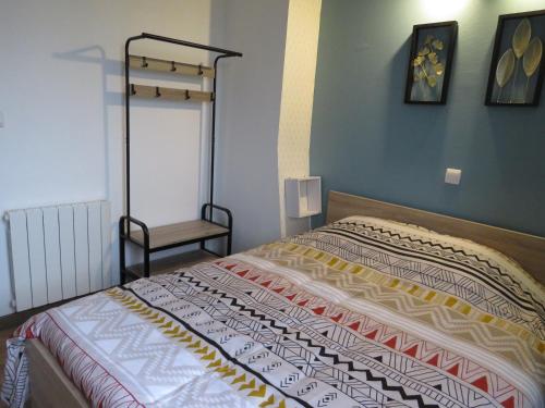 une chambre avec un lit et une chaise dans l'établissement chez Mirka 2 chambres, à Criel-sur-Mer