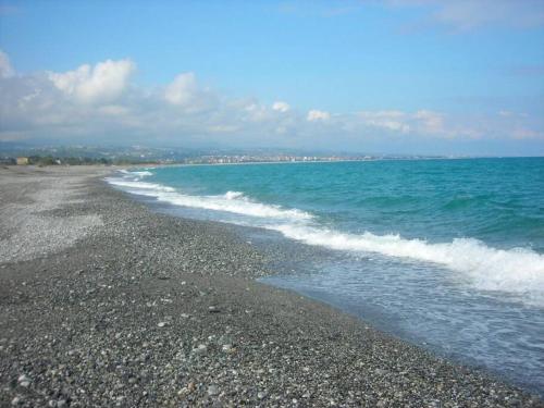 uma praia com uma costa rochosa e o oceano em Casetta vicino al mare em Bianco