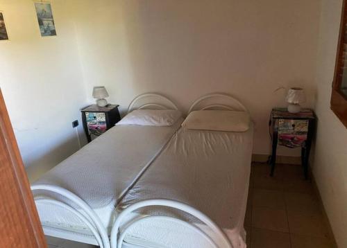 比昂科的住宿－Casetta vicino al mare，两个床头柜的房间的一张睡床