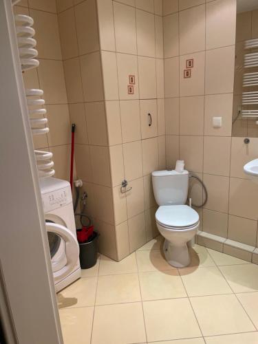 małą łazienkę z toaletą i umywalką w obiekcie Pokoje KEN w Warszawie