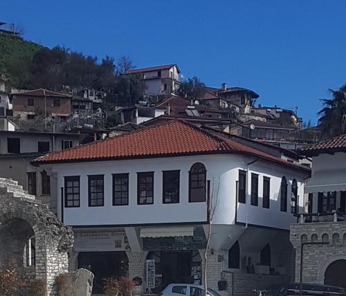 un edificio blanco con techo rojo en White Villa en Berat