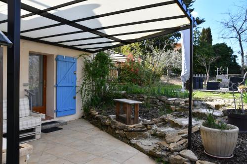 Κήπος έξω από το L’ocabée