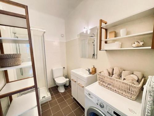 un bagno con WC e lavatrice di Studio au bord de mer 1 a Mentone
