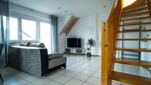 TV a/nebo společenská místnost v ubytování FeWo WOW II Schöne 2-Zimmer Maisonette Wohnung
