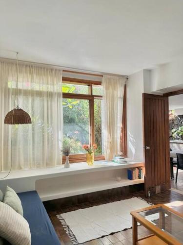 sala de estar con ventana y sofá en Casa mar y jardín: tranquilidad y vistas únicas, en Los Cancajos