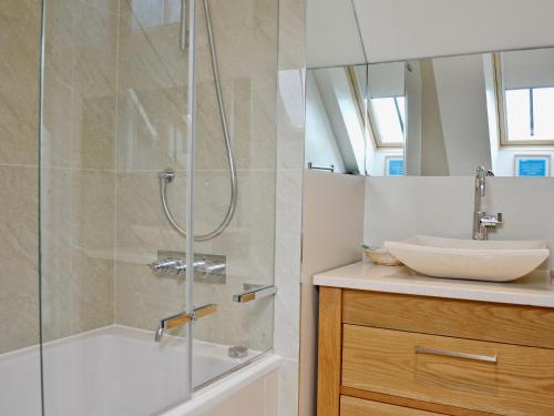 ein Bad mit einer Dusche und einem Waschbecken in der Unterkunft Cox Cottage - Pqqq in Pembury