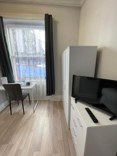 TV a/nebo společenská místnost v ubytování The Shore