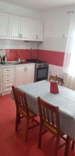 Η κουζίνα ή μικρή κουζίνα στο Casa Merilor I & II