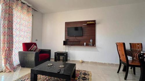 ein Wohnzimmer mit einem TV an der Wand in der Unterkunft مصيف بلطيم 
