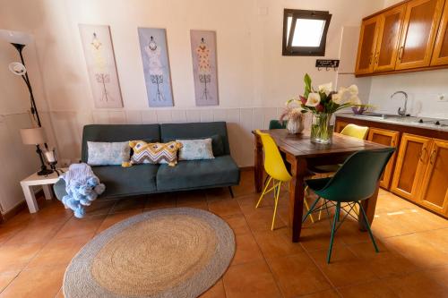 uma sala de estar com um sofá e uma mesa em Casa Rural Maria em Hermigua