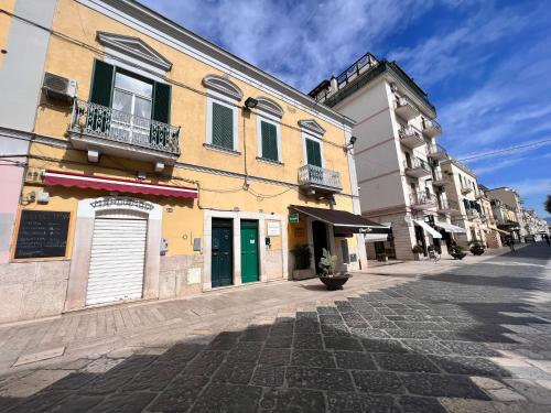 an empty street in a city with buildings at La Maison in Manfredonia