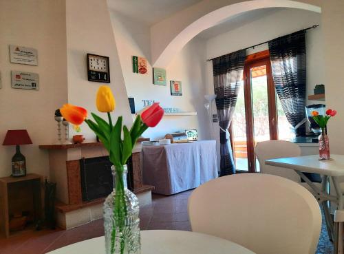Cette chambre dispose d'un vase avec des fleurs sur une table. dans l'établissement B&B Iolì Vesuvio, à Ercolano
