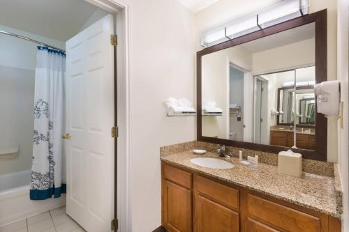 ein Bad mit einem Waschbecken und einem Spiegel in der Unterkunft Residence Inn Brownsville in Brownsville