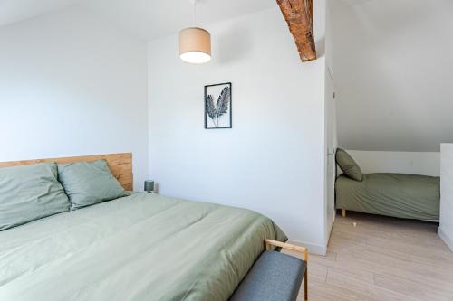 1 dormitorio con cama y sofá en Le noé, en Caen