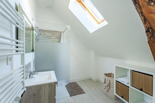 a bathroom with a sink and a skylight at Le noé in Caen