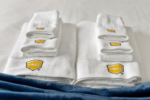 - une paire de serviettes blanches avec des autocollants dans l'établissement Cozy 2 Bedroom Home Near SFO with Private Parking, à San Bruno