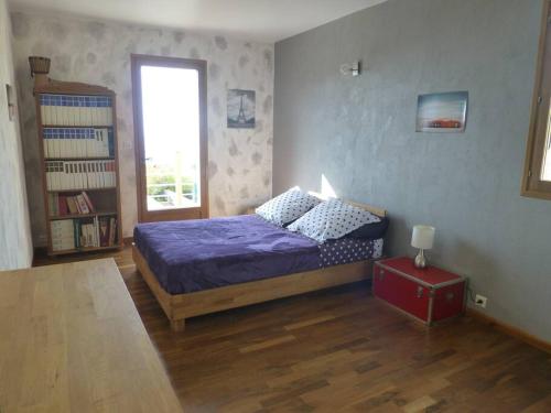 - une chambre avec un lit, une fenêtre et une étagère dans l'établissement F3 80m², vue sur mer. Arrivée possible en semaine, à Calcatoggio