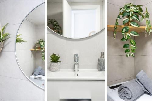 baño con lavabo, espejo y plantas en 1ªLinea Mar-Piscina-Wifi-PortAventura-Luxury-Chill5, en Salou