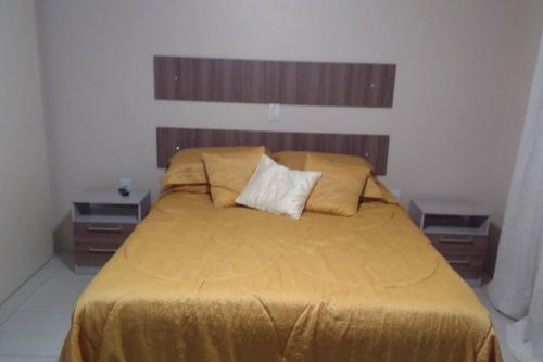 um quarto com uma cama grande e 2 mesas de cabeceira em Residencial Praia da Cal - Angelita em Torres
