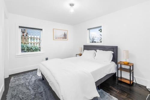 En eller flere senger på et rom på 1BR Tranquil Haven in Beacon Hill