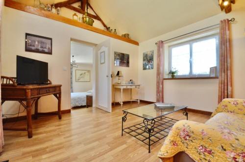 un salon avec un canapé et une table dans l'établissement la suite Au bon Marechal, à Giverny