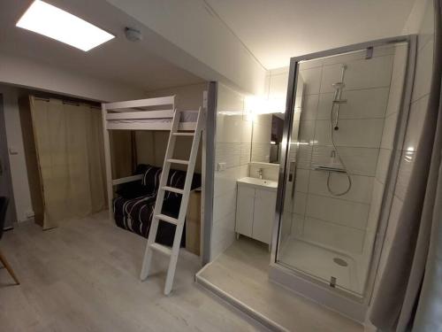 uma casa de banho com uma escada e um chuveiro e um quarto em Charmant Studio Centre de Foix 2ème étage em Foix