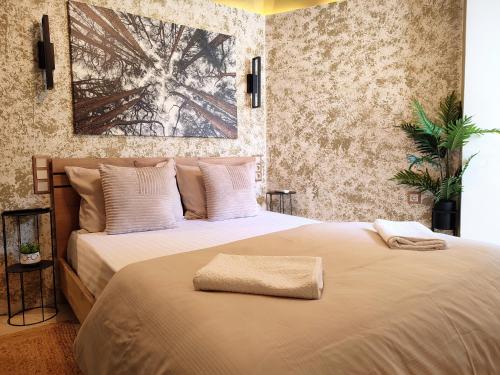 two beds sitting next to each other in a bedroom at Elia Studio in Athens