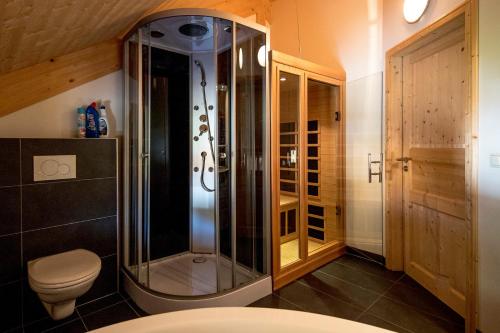 Chalet Murau: Luxurious 5 star chalet in ski area Kreischberg tesisinde bir banyo