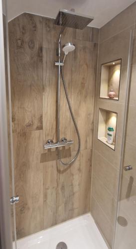 a bathroom with a shower with a tub at Renatas Ferienwohnung Sasbachwalden in Sasbachwalden