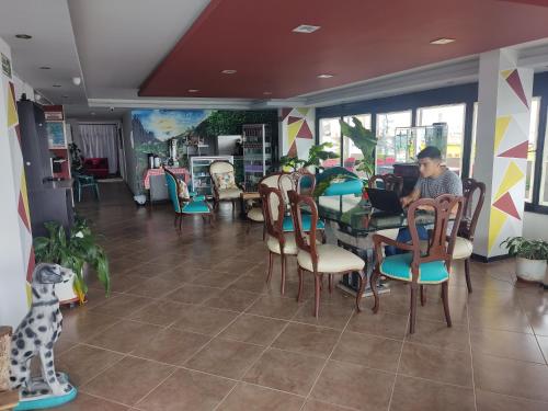 Ein Mann, der an einem Tisch in einem Restaurant sitzt. in der Unterkunft Hotel Bolivariano in Ibagué