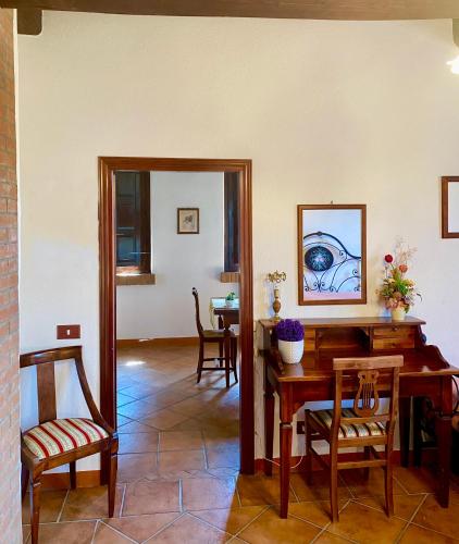a room with a table and chairs and a dining room at Villa Cresci con piscina in Sassetta