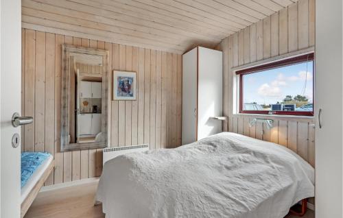 1 dormitorio con cama y ventana en Amazing Home In Ringkbing With Kitchen, en Klegod