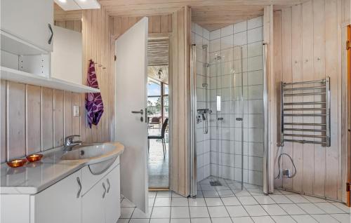 y baño con lavabo y ducha. en Amazing Home In Ringkbing With Kitchen, en Klegod